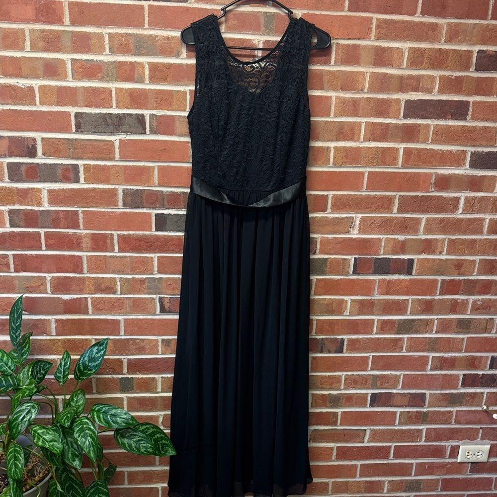 Black Elegant Lace Flowy Evening Dress
